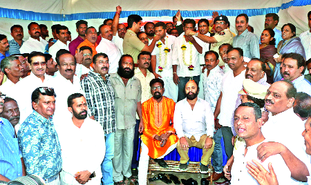 Greetings to the martyrs instead of joy | जल्लोषाऐवजी हुतात्म्यांना अभिवादन Greetings to the martyrs instead of joy | जल्लोषाऐवजी हुतात्म्यांना अभिवादन