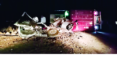 Three killed in a container shock | हरळीत कंटेनरच्या धडकेने तीन ठार Three killed in a container shock | हरळीत कंटेनरच्या धडकेने तीन ठार