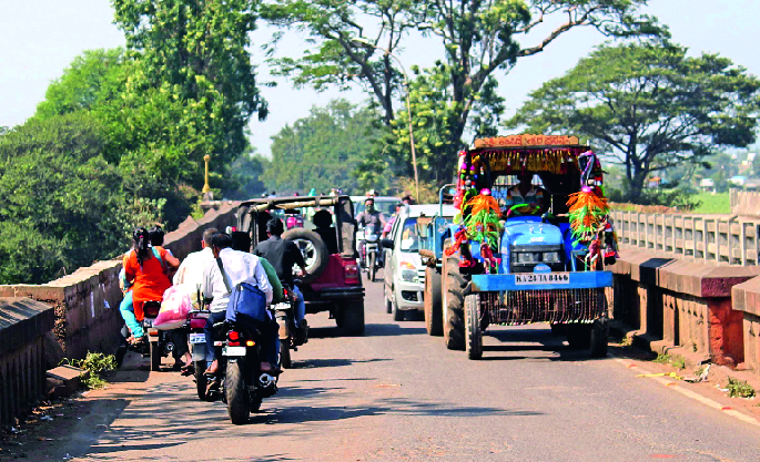 'Crickets' welcome at the entrance; Road connecting to Kolhapur is pathetic | प्रवेशद्वारात ‘ठेचांनी’ स्वागत; कोल्हापूरला जोडणारे रस्ते दयनीय 'Crickets' welcome at the entrance; Road connecting to Kolhapur is pathetic | प्रवेशद्वारात ‘ठेचांनी’ स्वागत; कोल्हापूरला जोडणारे रस्ते दयनीय