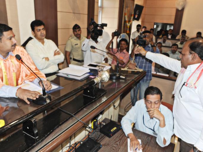 Kolhapur municipal meeting held directly in front of the TDI Morcha, the anti-ruling faction | कोल्हापूरच्या महानगरपालिका सभेत थेट तिरडी मोर्चा, सत्तारुढ-विरोधी गटातील वादामुळे गदारोळ Kolhapur municipal meeting held directly in front of the TDI Morcha, the anti-ruling faction | कोल्हापूरच्या महानगरपालिका सभेत थेट तिरडी मोर्चा, सत्तारुढ-विरोधी गटातील वादामुळे गदारोळ