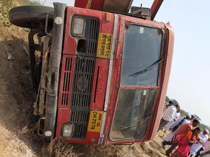  The Lasalgaon-Chandwad bus was overturned | लासलगाव-चांदवड बस उलटली