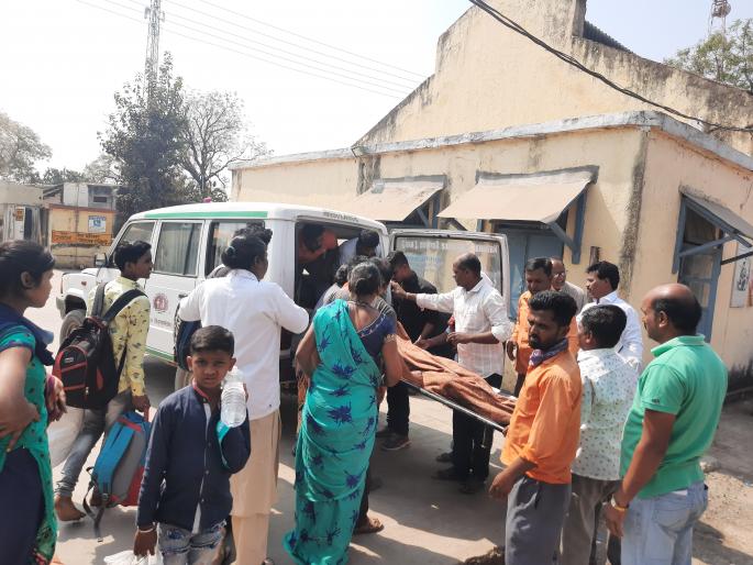 Pregnant baby delivery in Gorakhpur Express | गोरखपूर एक्सप्रेसमध्ये गर्भवतीस प्रसुती कळा Pregnant baby delivery in Gorakhpur Express | गोरखपूर एक्सप्रेसमध्ये गर्भवतीस प्रसुती कळा