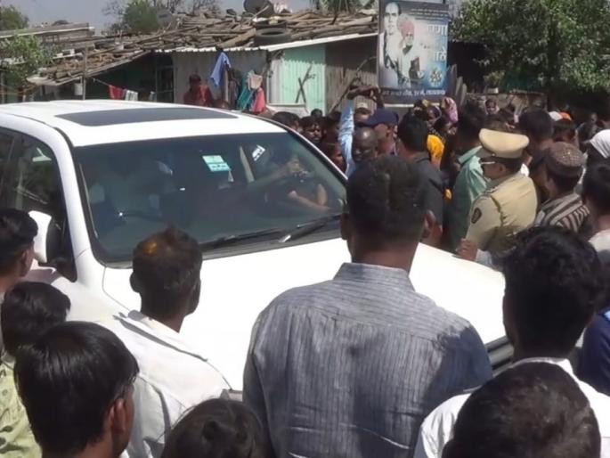 Surround Bhujbal's vehicle for house demand | घरांच्या मागणीसाठी भुजबळ यांच्या वाहनाला घेराव Surround Bhujbal's vehicle for house demand | घरांच्या मागणीसाठी भुजबळ यांच्या वाहनाला घेराव