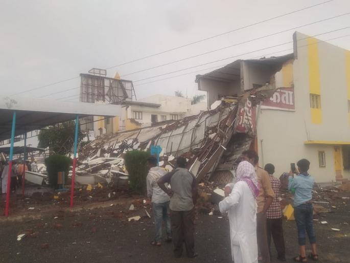One killed as hotel slab collapses | हॉटेलचा स्लॅब कोसळून एकाचा मृत्यू One killed as hotel slab collapses | हॉटेलचा स्लॅब कोसळून एकाचा मृत्यू