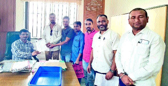 Submitted a statement to city engineers | शहर अभियंत्यांना निवेदन सादर Submitted a statement to city engineers | शहर अभियंत्यांना निवेदन सादर