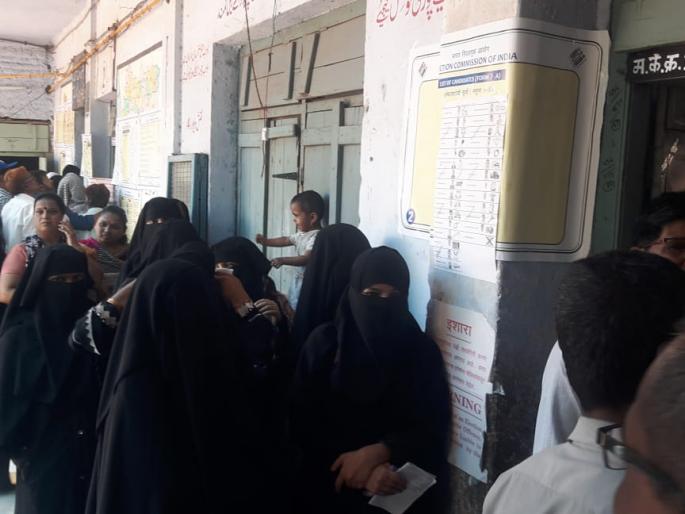 Voter turnout due to closure of Malegaon polling machine | मालेगावी मतदान यंत्र बंद पडल्याने मतदारांचे हाल Voter turnout due to closure of Malegaon polling machine | मालेगावी मतदान यंत्र बंद पडल्याने मतदारांचे हाल