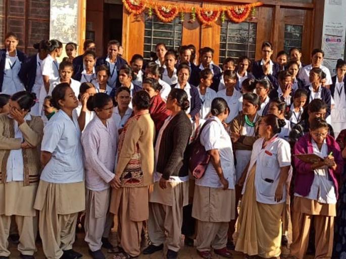 Protestors' dharna agitation in protest of offensive post | आक्षेपार्ह पोस्टच्या निषेधार्थ परिचारिकांचे धरणे आंदोलन Protestors' dharna agitation in protest of offensive post | आक्षेपार्ह पोस्टच्या निषेधार्थ परिचारिकांचे धरणे आंदोलन