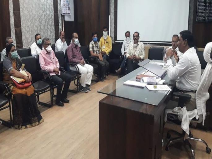 Dhule Municipal Commissioner's warning to file a case against those who refuse treatment | रुग्णसेवा नाकारणाऱ्यांविरुद्ध गुन्हा दाखल करण्याचा धुळे मनपा आयुक्तांचा इशारा Dhule Municipal Commissioner's warning to file a case against those who refuse treatment | रुग्णसेवा नाकारणाऱ्यांविरुद्ध गुन्हा दाखल करण्याचा धुळे मनपा आयुक्तांचा इशारा
