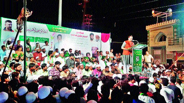 Former MLA Maulana Mufti joins MIM | माजी आमदार मौलाना मुफ्ती यांचा एमआयएममध्ये प्रवेश Former MLA Maulana Mufti joins MIM | माजी आमदार मौलाना मुफ्ती यांचा एमआयएममध्ये प्रवेश