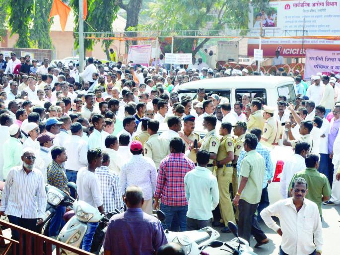 Live shock of the fishermen, Guardian Minister, District Collector's visit | संतप्त मच्छीमारांची थेट धडक, पालकमंत्री, जिल्हाधिकाऱ्यांची घेतली भेट Live shock of the fishermen, Guardian Minister, District Collector's visit | संतप्त मच्छीमारांची थेट धडक, पालकमंत्री, जिल्हाधिकाऱ्यांची घेतली भेट