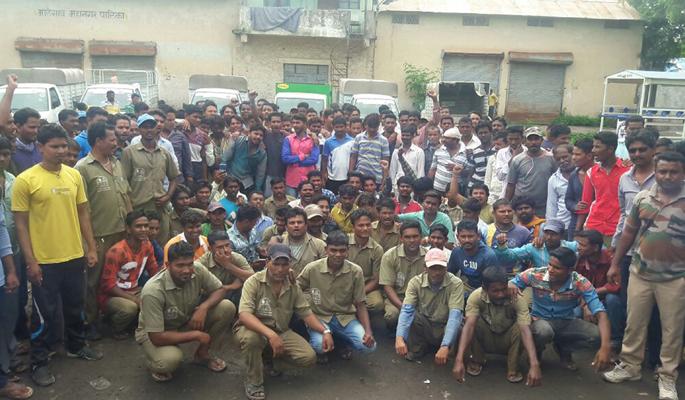 thaekaedaaraanae-vaetana-na-dailayaanae-santaapa | ठेकेदाराने वेतन न दिल्याने संताप