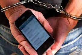 Mobile thieves caught by villagers in Akrale | अक्राळेला ग्रामस्थांनी पकडले मोबाईल चोर Mobile thieves caught by villagers in Akrale | अक्राळेला ग्रामस्थांनी पकडले मोबाईल चोर