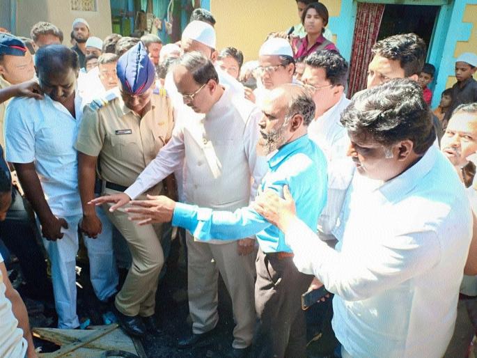 Accidental slum inspection by Union Defense Minister | केंद्रीय संरक्षण राज्यमंत्र्यांकडून दुर्घटनाग्रस्त झोपडपट्टीची पाहणी Accidental slum inspection by Union Defense Minister | केंद्रीय संरक्षण राज्यमंत्र्यांकडून दुर्घटनाग्रस्त झोपडपट्टीची पाहणी