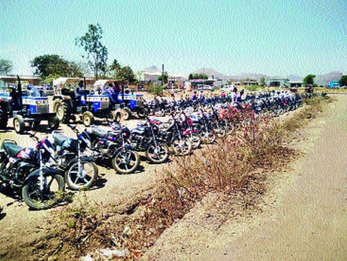 Disadvantage due to the transfer of vehicle registration cap | वाहन नोंदणी कॅँप स्थलांतरामुळे गैरसोय Disadvantage due to the transfer of vehicle registration cap | वाहन नोंदणी कॅँप स्थलांतरामुळे गैरसोय