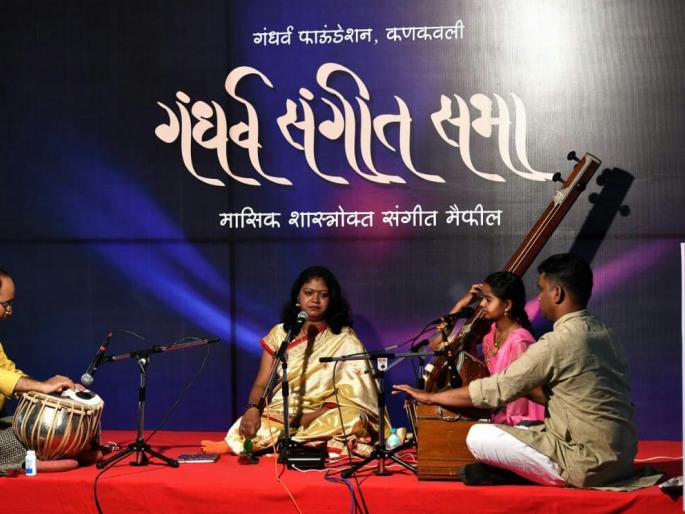 Ishwari Tejam's singing is enchanting! | ईश्वरी तेजम यांच्या गायकीने रसिक मंत्रमुग्ध ! Ishwari Tejam's singing is enchanting! | ईश्वरी तेजम यांच्या गायकीने रसिक मंत्रमुग्ध !