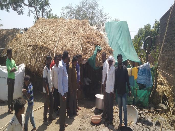 Smoke with fires from the roof of the Kopargaon township | कोपरगावातील नगदवाडीत छपरातील जमिनीतून आगीसह धूर