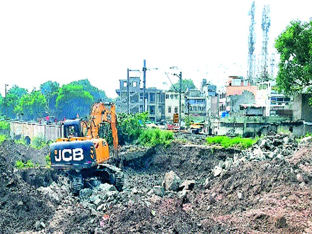 Notices to railway professionals | रेल्वेकडून व्यावसायिकांना नोटिसा Notices to railway professionals | रेल्वेकडून व्यावसायिकांना नोटिसा