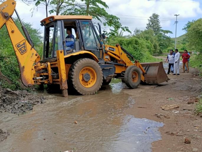 Gondi removed the silt in the area of the Devi temple in Dumala | गोंदे दुमाला येथील देवी मंदिर परिसरातील गाळ काढला
