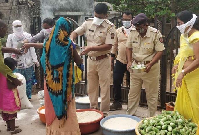 Financial loot of consumers by merchants of essential goods | गावाकडे परतणारे मजूर व गरजूंसाठी सरसावले जागोजागी मदतीचे हात Financial loot of consumers by merchants of essential goods | गावाकडे परतणारे मजूर व गरजूंसाठी सरसावले जागोजागी मदतीचे हात