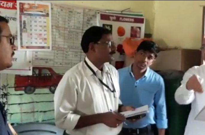 Review Committee Chairman Vivek Pandit visits Anganwadi | आढावा समितीचे अध्यक्ष विवेक पंडीत यांची अंगणवाडीला भेट Review Committee Chairman Vivek Pandit visits Anganwadi | आढावा समितीचे अध्यक्ष विवेक पंडीत यांची अंगणवाडीला भेट