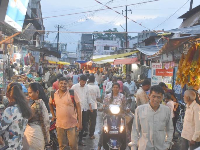 The market is buzzing for stagnation | घटस्थापनेसाठी बाजार गजबजला The market is buzzing for stagnation | घटस्थापनेसाठी बाजार गजबजला