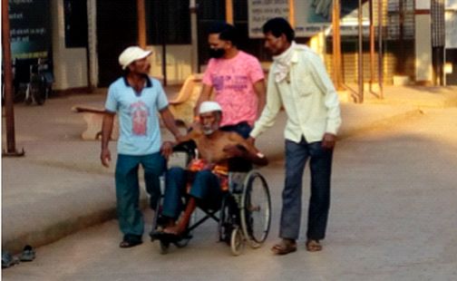 Sosvena patient load on the stretcher is ultimately supported by relatives | स्ट्रेचरला सोसवेना रुग्ण भार शेवटी नातेवाईकच देतात आधार