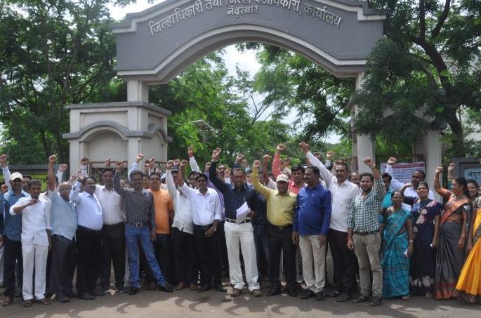 Revenue personnel: Their collective leave movement | महसूल कर्मचा:यांचे सामूहिक रजा आंदोलन Revenue personnel: Their collective leave movement | महसूल कर्मचा:यांचे सामूहिक रजा आंदोलन