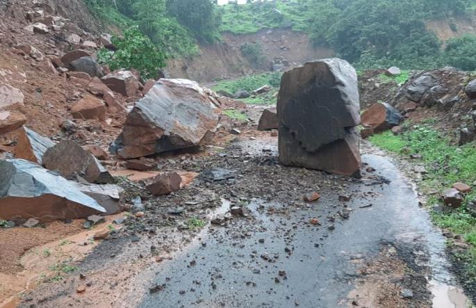 A raid collapsed on the Bharadipadar-Khai road in Satpudia | सातपुडय़ातील भराडीपादर-खाई रस्त्यावर दरड कोसळली