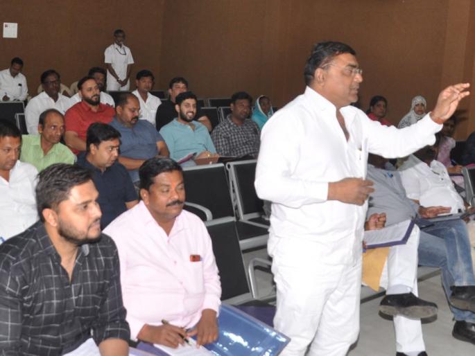 Standing in the municipality at the expense of the Chief Minister's visit | मुख्यमंत्र्यांच्या दौऱ्याच्या खर्चावरुन पालिकेत खडाजंगी Standing in the municipality at the expense of the Chief Minister's visit | मुख्यमंत्र्यांच्या दौऱ्याच्या खर्चावरुन पालिकेत खडाजंगी