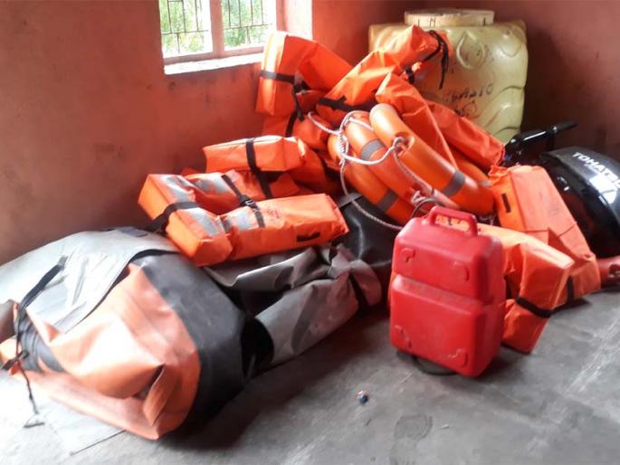 Seven lakhs mechanical boat in the dust | सात लाखांची यांत्रिकी बोट धुळखात Seven lakhs mechanical boat in the dust | सात लाखांची यांत्रिकी बोट धुळखात