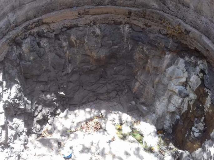 Water wandering water of thump villagers | उमटी ग्रामस्थांची पाण्यासाठी भटकंती Water wandering water of thump villagers | उमटी ग्रामस्थांची पाण्यासाठी भटकंती