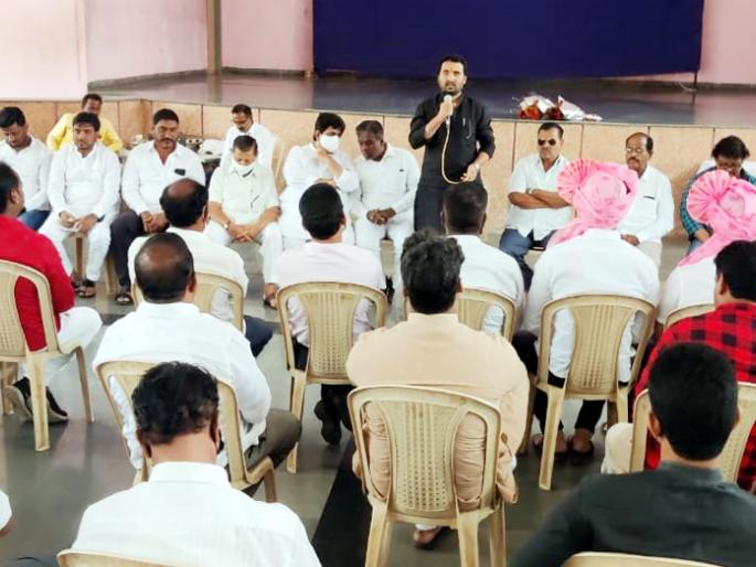 Give preference to old workers while contesting in Solapur Municipal Election | सोलापूर महापालिका निवडणुकीत उमेदवारी देताना जुन्या कार्यकर्त्यांना प्राधान्य द्या Give preference to old workers while contesting in Solapur Municipal Election | सोलापूर महापालिका निवडणुकीत उमेदवारी देताना जुन्या कार्यकर्त्यांना प्राधान्य द्या