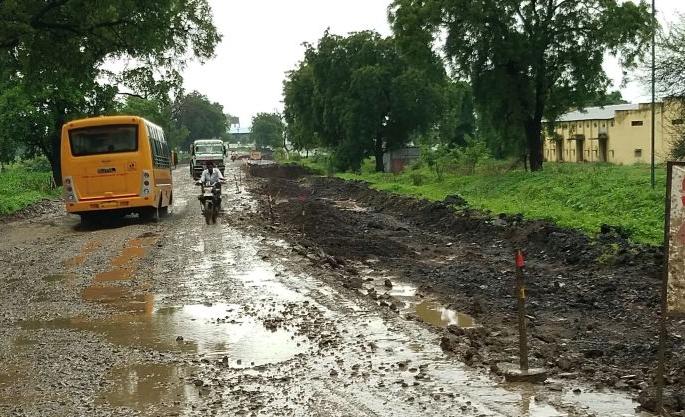 Jamnar - Puhur Road becomes a death trap | जामनेर - पहूर रस्ता बनला मृत्यूचा सापळा Jamnar - Puhur Road becomes a death trap | जामनेर - पहूर रस्ता बनला मृत्यूचा सापळा