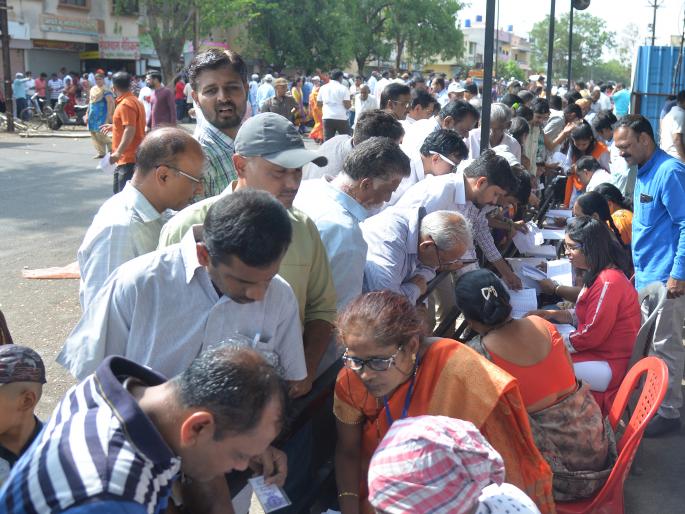 More crowd out of polling station! | मतदान केंद्राच्या बाहेरच गर्दी अधिक ! More crowd out of polling station! | मतदान केंद्राच्या बाहेरच गर्दी अधिक !