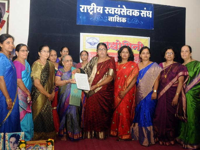 paunayaacayaa-nairamalaataai-abhayankara-sausailaa-paurasakaaraanae-sanamaanaita | पुण्याच्या निर्मलाताई अभ्यंकर ‘सुशीला’ पुरस्काराने सन्मानित paunayaacayaa-nairamalaataai-abhayankara-sausailaa-paurasakaaraanae-sanamaanaita | पुण्याच्या निर्मलाताई अभ्यंकर ‘सुशीला’ पुरस्काराने सन्मानित