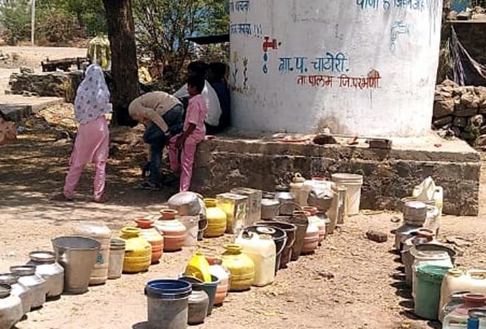 Parbhani: Chattarikar's body for water on a single tanker | परभणी : एकाच टँकरवर पाण्यासाठी चाटोरीकरांची मदार Parbhani: Chattarikar's body for water on a single tanker | परभणी : एकाच टँकरवर पाण्यासाठी चाटोरीकरांची मदार