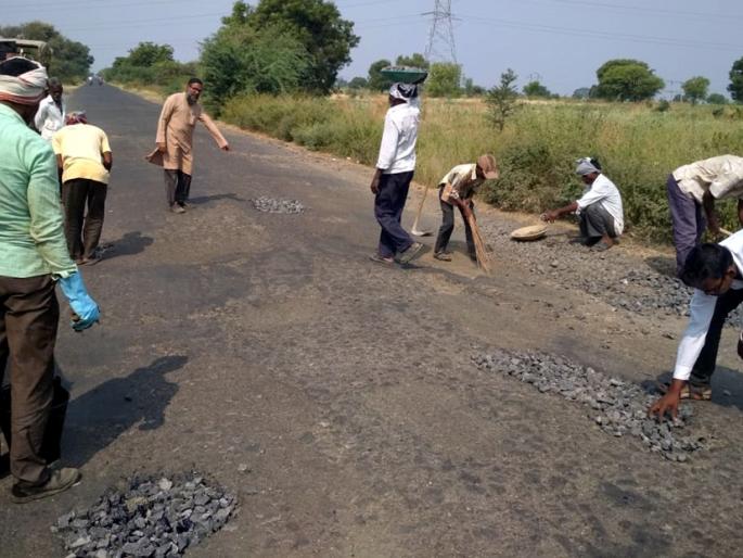 Parbhani: Khadeck Khade on the road due to lack of maintenance | परभणी : देखभाल दुरुस्तीअभावी रस्त्यावर खड्डेच खड्डे Parbhani: Khadeck Khade on the road due to lack of maintenance | परभणी : देखभाल दुरुस्तीअभावी रस्त्यावर खड्डेच खड्डे