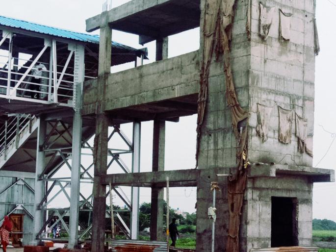 Parbhani railway station: Excelator launches 'Dhakya' | परभणी रेल्वे स्थानक : एक्सलेटर ‘धक्क्या’ला लागेना