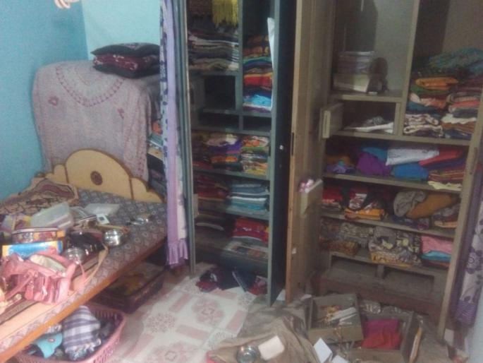 Burglary in Parola - Two and a half million lamps | पारोळ््यात घरफोडी- अडीच लाख लंपास Burglary in Parola - Two and a half million lamps | पारोळ््यात घरफोडी- अडीच लाख लंपास