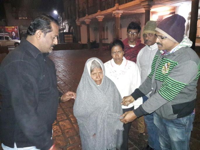 Kolhapur: The warm support given by the family and friends of the family by the winter season | कोल्हापूर : थंडीने कुडकुडणाऱ्या फिरस्त्यांना रासकर मित्र परिवाराने दिला उबदार आधार Kolhapur: The warm support given by the family and friends of the family by the winter season | कोल्हापूर : थंडीने कुडकुडणाऱ्या फिरस्त्यांना रासकर मित्र परिवाराने दिला उबदार आधार