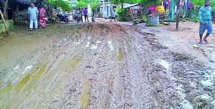 Drizzle of rain; The roads are muddy | पावसाची रिपरिप; रस्ते चिखलमय Drizzle of rain; The roads are muddy | पावसाची रिपरिप; रस्ते चिखलमय