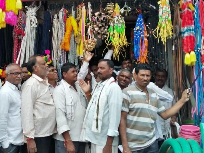 Rush to buy materials for the hive | पोळ्यासाठी साहित्य खरेदीला गर्दी Rush to buy materials for the hive | पोळ्यासाठी साहित्य खरेदीला गर्दी