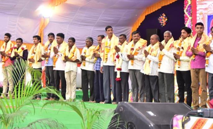 Honor of sanitation workers at Sadguru Smriti Festival at Nahavi | न्हावी येथे सद्गुरू स्मृती महोत्सवात साफसफाई कर्मचाऱ्यांचा सन्मान Honor of sanitation workers at Sadguru Smriti Festival at Nahavi | न्हावी येथे सद्गुरू स्मृती महोत्सवात साफसफाई कर्मचाऱ्यांचा सन्मान