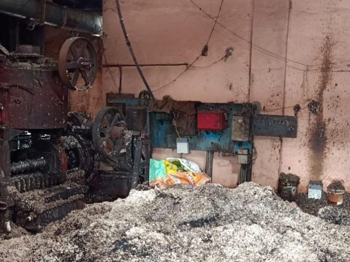 Fire at the Oil Mill at Pimprud | पिंपरूड येथे आॅइल मिलमध्ये आग Fire at the Oil Mill at Pimprud | पिंपरूड येथे आॅइल मिलमध्ये आग