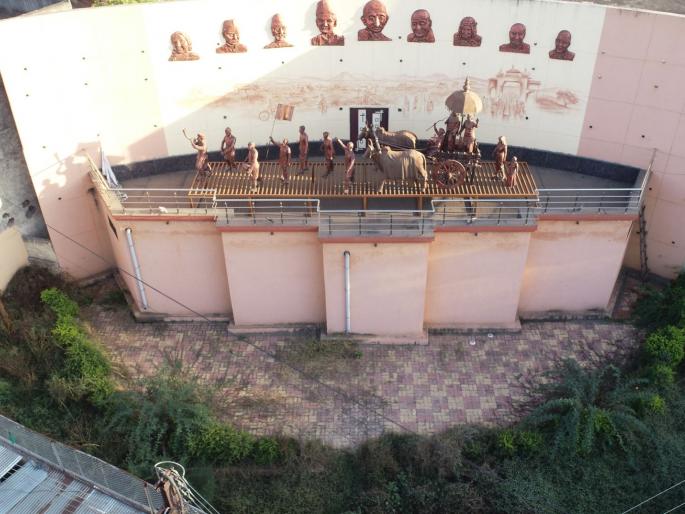 Historical Faizpur Convention Resolution Picture encroachment with thorns | ऐतिहासिक फैजपूर अधिवेशन संकल्प चित्राला काटेरी झुडपासह अतिक्रमणाचा विळखा Historical Faizpur Convention Resolution Picture encroachment with thorns | ऐतिहासिक फैजपूर अधिवेशन संकल्प चित्राला काटेरी झुडपासह अतिक्रमणाचा विळखा