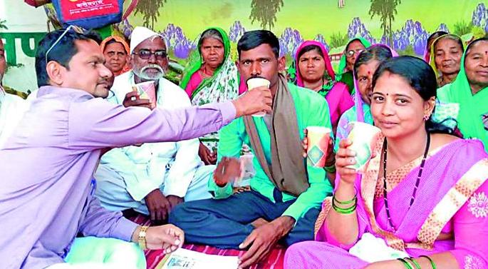 Behind the fasting of households in Nanded in Dhangaon taluka | धरणगाव तालुक्यातील नांदेडमधील घरकुल लाभार्र्थींचे उपोषण मागे Behind the fasting of households in Nanded in Dhangaon taluka | धरणगाव तालुक्यातील नांदेडमधील घरकुल लाभार्र्थींचे उपोषण मागे