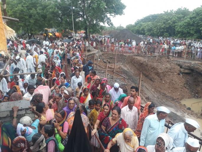 Mandiyali of devotees for the Muktai Darshan | मुक्ताई दर्शनासाठी भाविकांची मांदियाळी Mandiyali of devotees for the Muktai Darshan | मुक्ताई दर्शनासाठी भाविकांची मांदियाळी