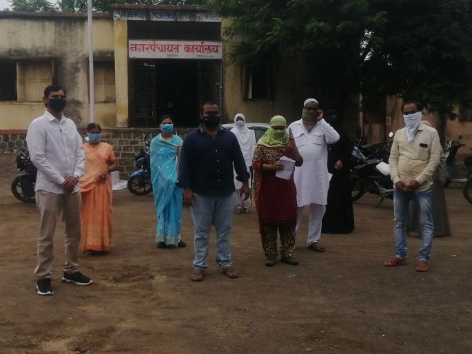 Weapons of boycott by the authorities in the name of online in Muktainagar | मुक्ताईनगरात आॅनलाईनच्या नावाखाली सत्ताधाऱ्यांचे बहिष्काराचे अस्त्र Weapons of boycott by the authorities in the name of online in Muktainagar | मुक्ताईनगरात आॅनलाईनच्या नावाखाली सत्ताधाऱ्यांचे बहिष्काराचे अस्त्र