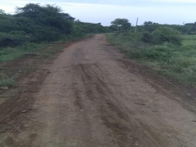 At Malpur in Dhule district, farmers repaired the road from the crowd | धुळे जिल्हयातील मालपूर येथे शेतकऱ्यांनी लोकवर्गणीतून रस्ता दुरूस्त केला At Malpur in Dhule district, farmers repaired the road from the crowd | धुळे जिल्हयातील मालपूर येथे शेतकऱ्यांनी लोकवर्गणीतून रस्ता दुरूस्त केला