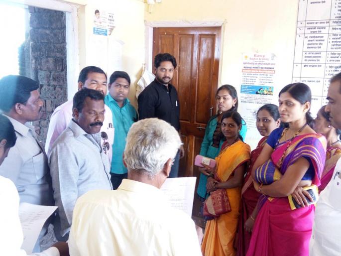 Corporator Angered due to absence of Mandalgad Nagar Panchayat Special Meeting | रत्नागिरी : मुख्याधिकाऱ्यांच्या कार्यालयाला ठोकले टाळे, मंडणगड नगरपंचायत विशेष सभेला गैरहजर राहिल्याने नगरसेवक नाराज Corporator Angered due to absence of Mandalgad Nagar Panchayat Special Meeting | रत्नागिरी : मुख्याधिकाऱ्यांच्या कार्यालयाला ठोकले टाळे, मंडणगड नगरपंचायत विशेष सभेला गैरहजर राहिल्याने नगरसेवक नाराज